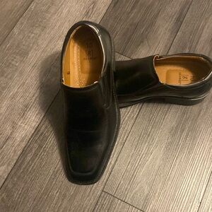 Men’s dress slip on shoes. Black size 10 new.